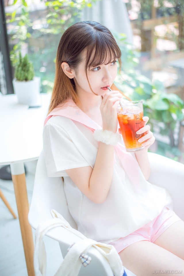 一个喜欢你的人，不会总让你做什么。而是会想着替你做点什么，取悦你才是种喜欢;一个在乎你的人，不会轻易惹你生气，而是害怕失去你，心怀恐惧才是种在乎。爱是付出，被爱是得到。你得到的多，那他是爱你的。你付出得多，那很可能只是单恋而已。不必一味讨好别人，不管走在何处，都不要迷失自己。